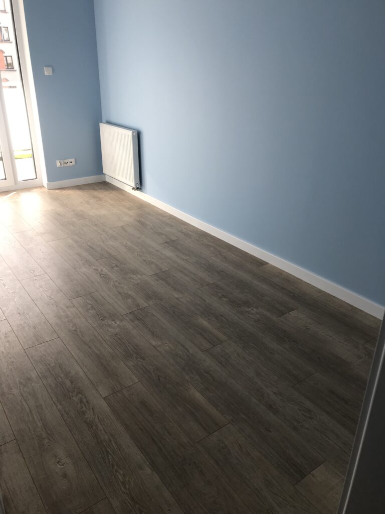 Panele podłogowe i grzejnik