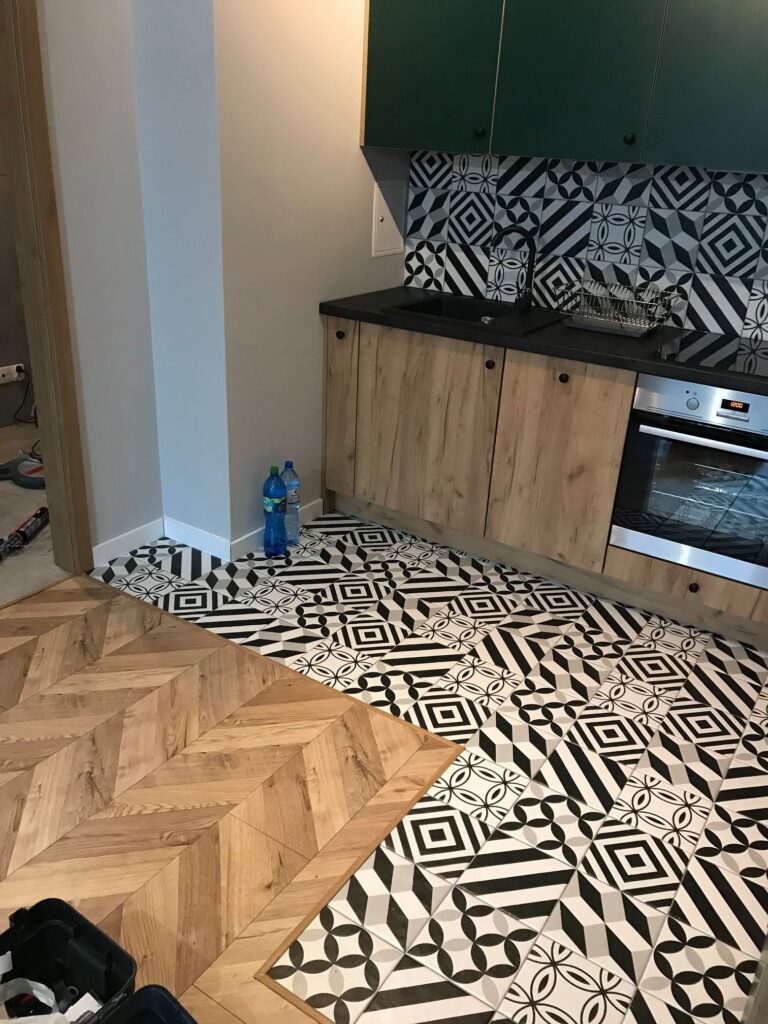 Złączenie paneli i płytek