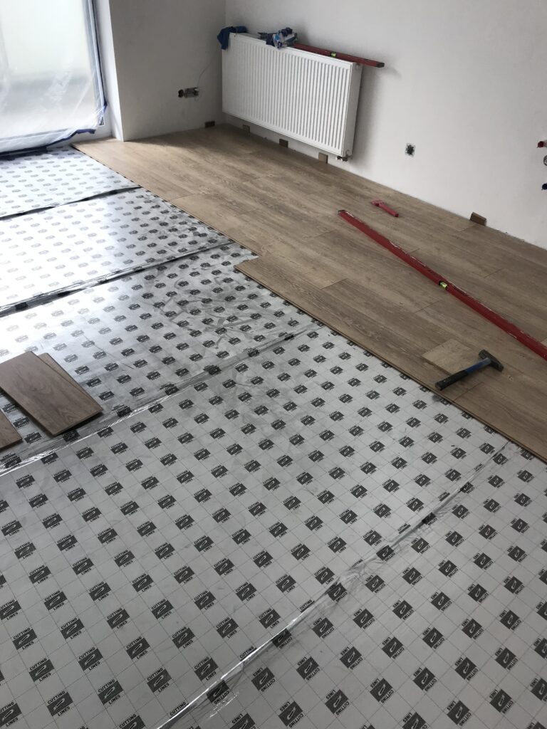 Etap położenia paneli podłogowych