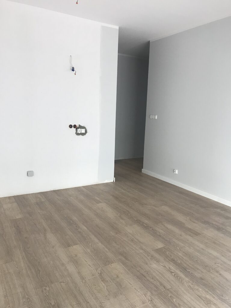 Panele podłogowe w pokoju