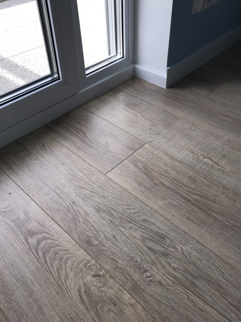 Jasne panele podłogowe