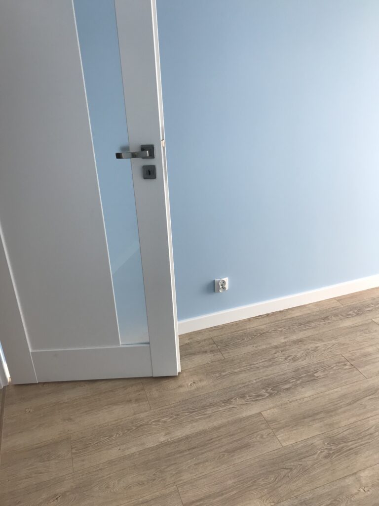 Panele podłogowe i jasne niebieskie ściany