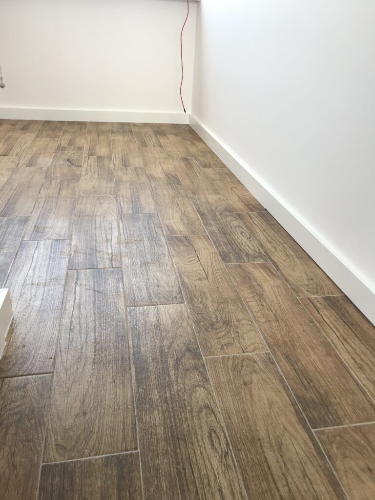 Ciemne panele podłogowe