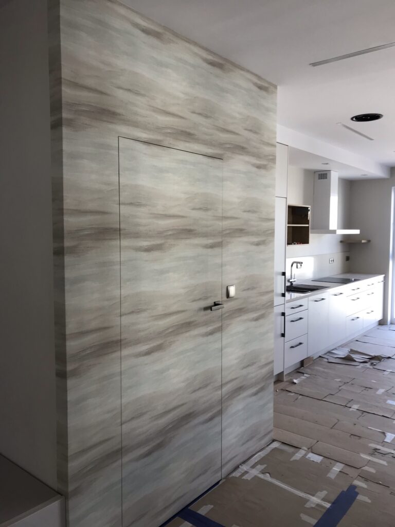 Drzwi schowane w ścianie