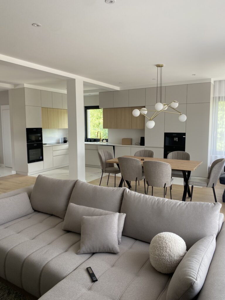 Cały pokój z aneksem kuchennym