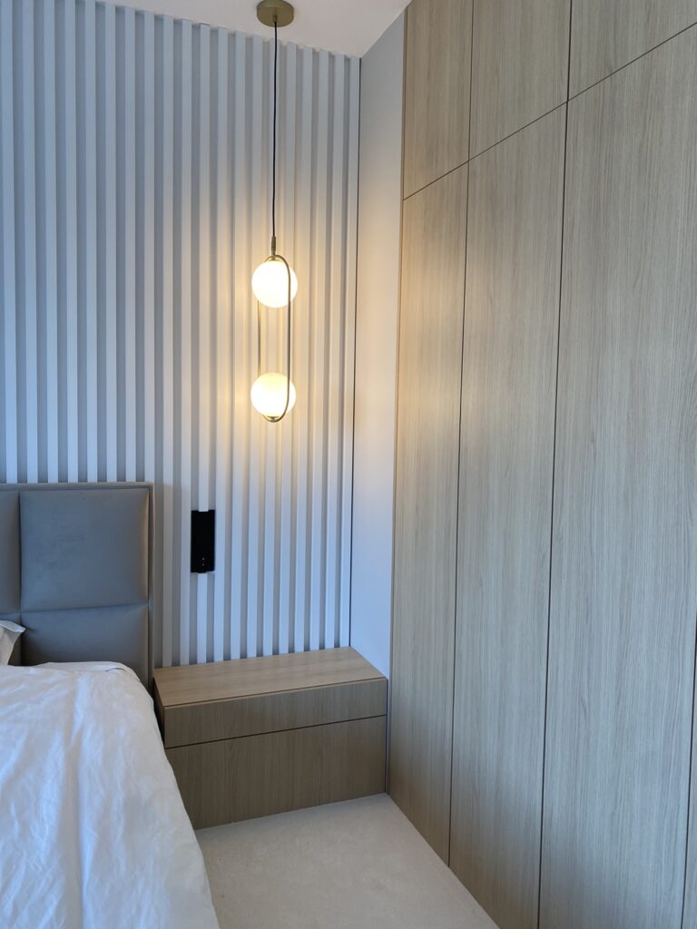 Jasne lamele w sypialni