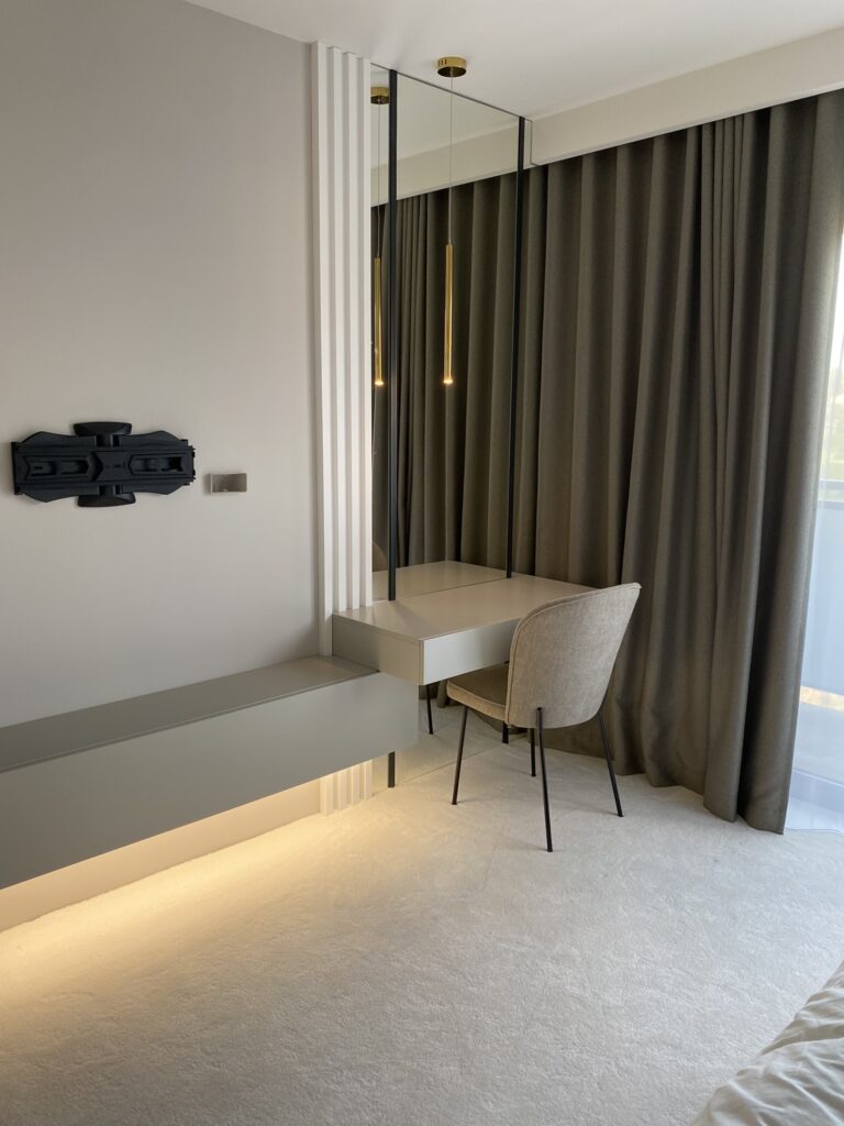 Jasna wykładzina w nowoczesnym pomieszczeniu