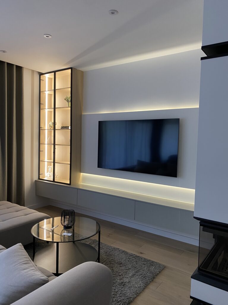 Ściana z nowoczesnym oświetleniem