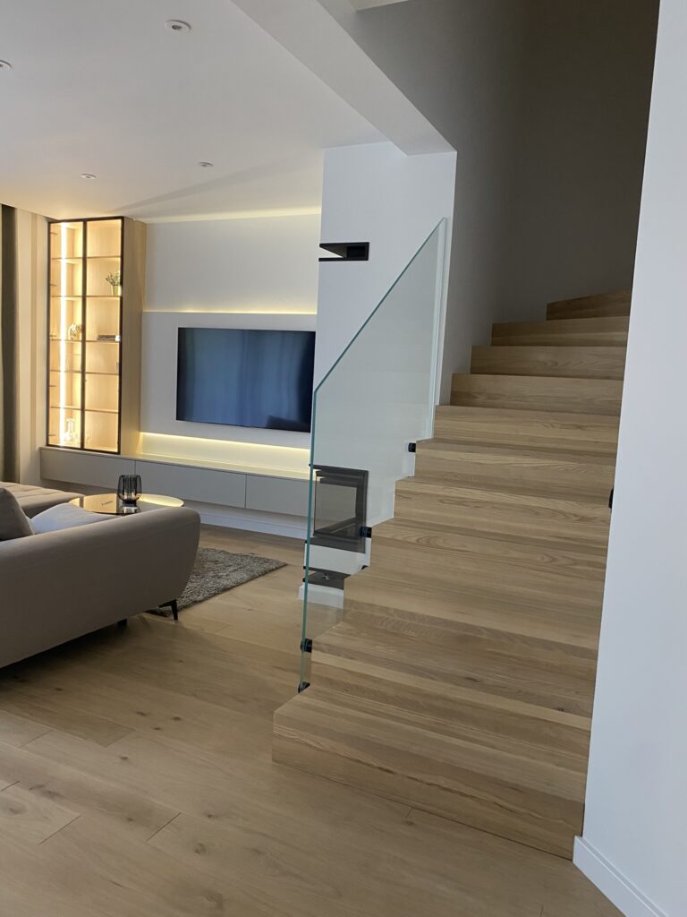 Schody z przeszkleniem