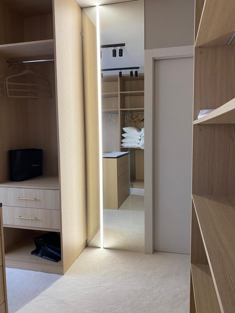 Lustro z podświetleniem w garderobie