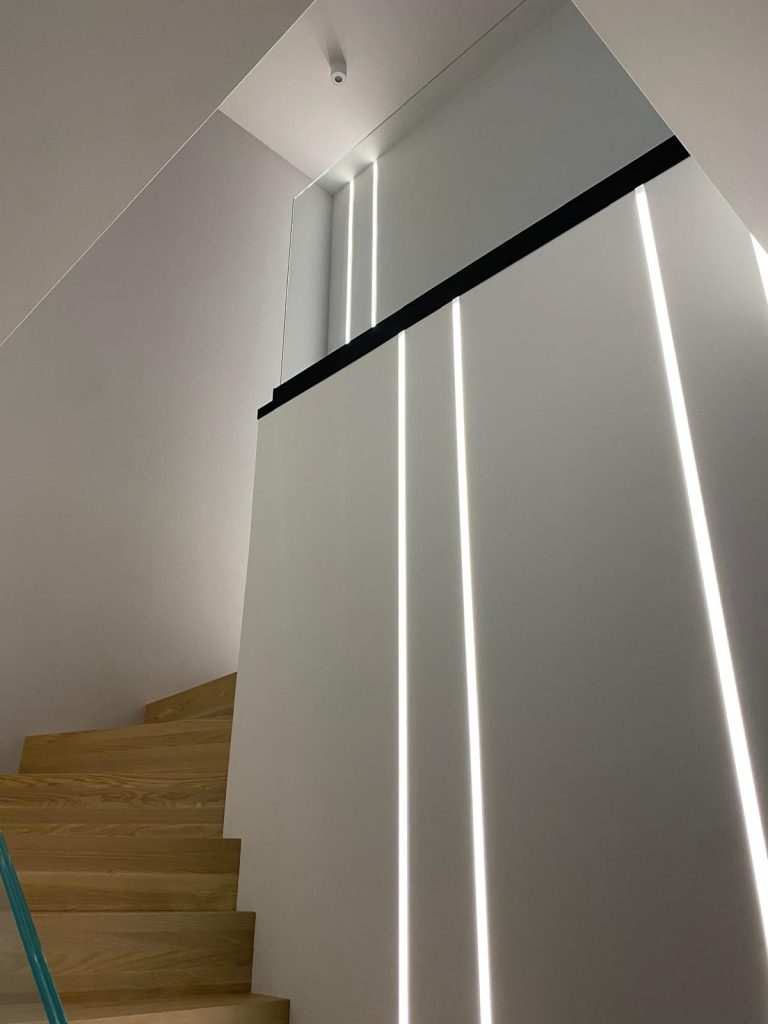Oświetlenie ledowe przy schodach