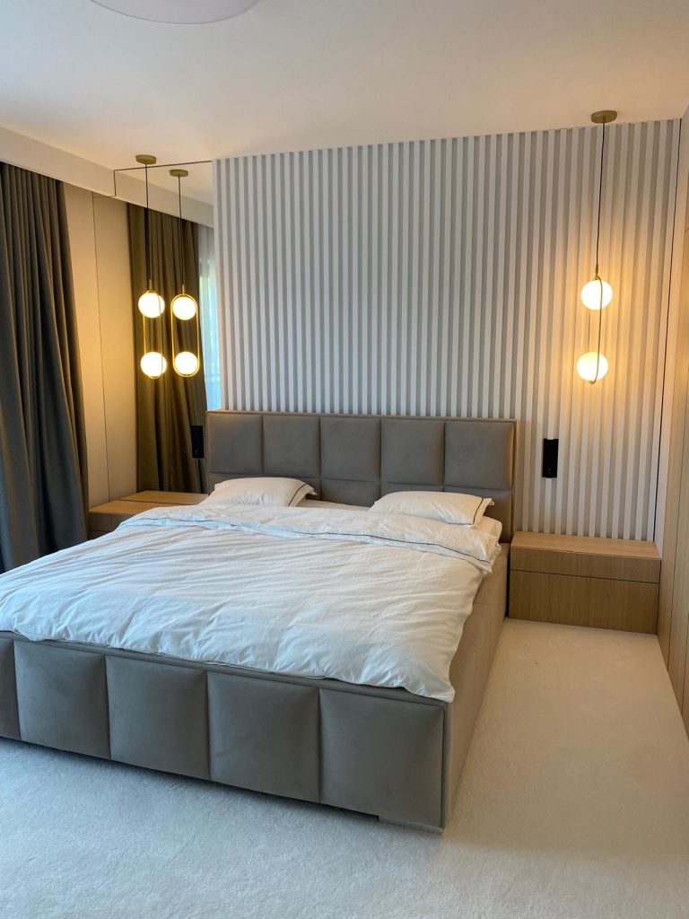 Jasne lamele na ścianie